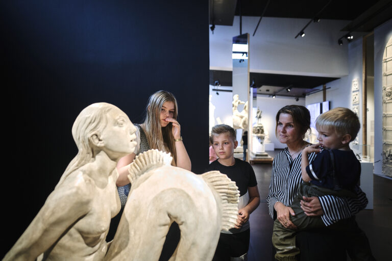 Anne Marie Carl-Nielsen: AT FORME LIV