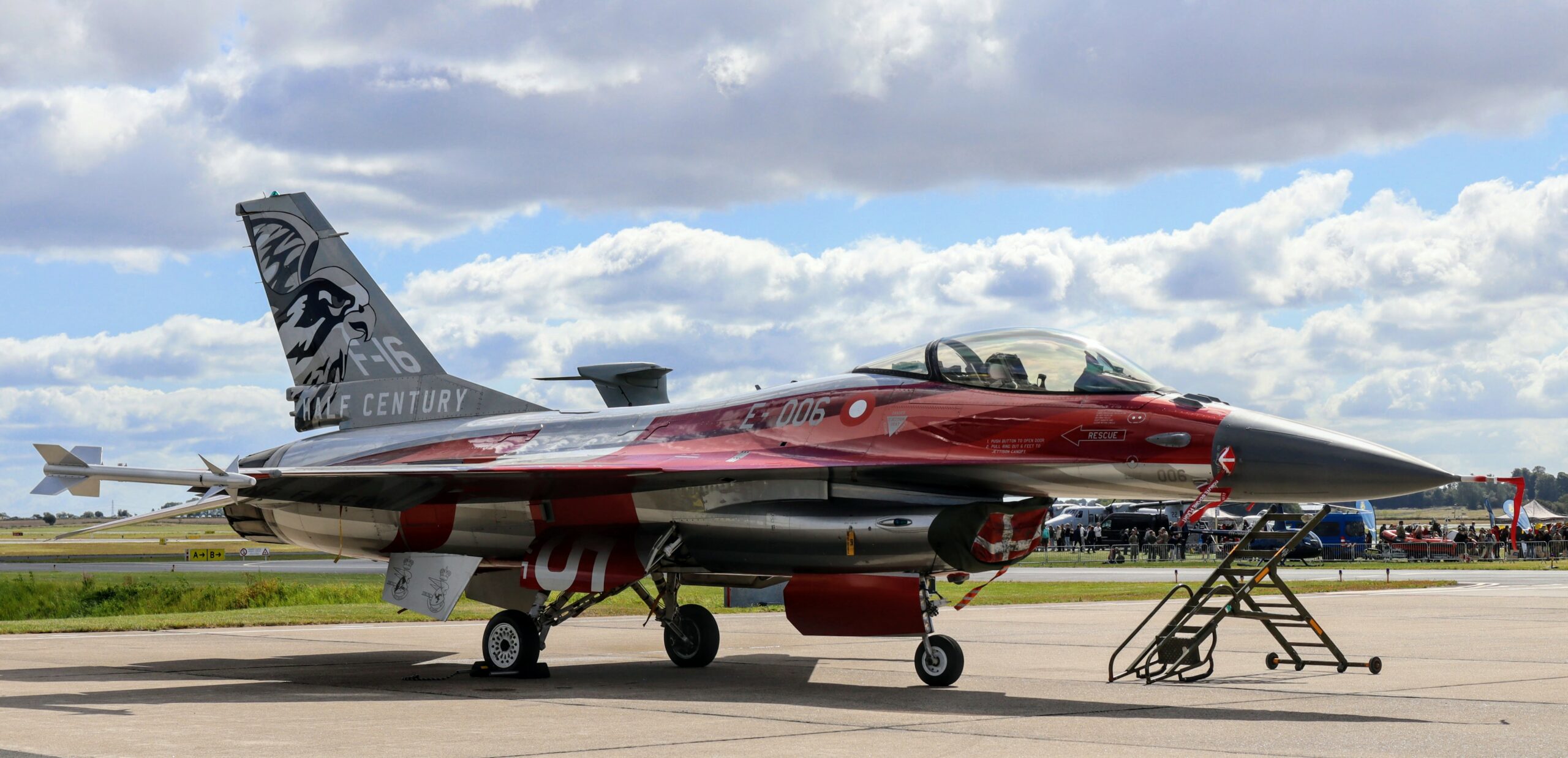 – spidsen af en jetjæger, eller en is?