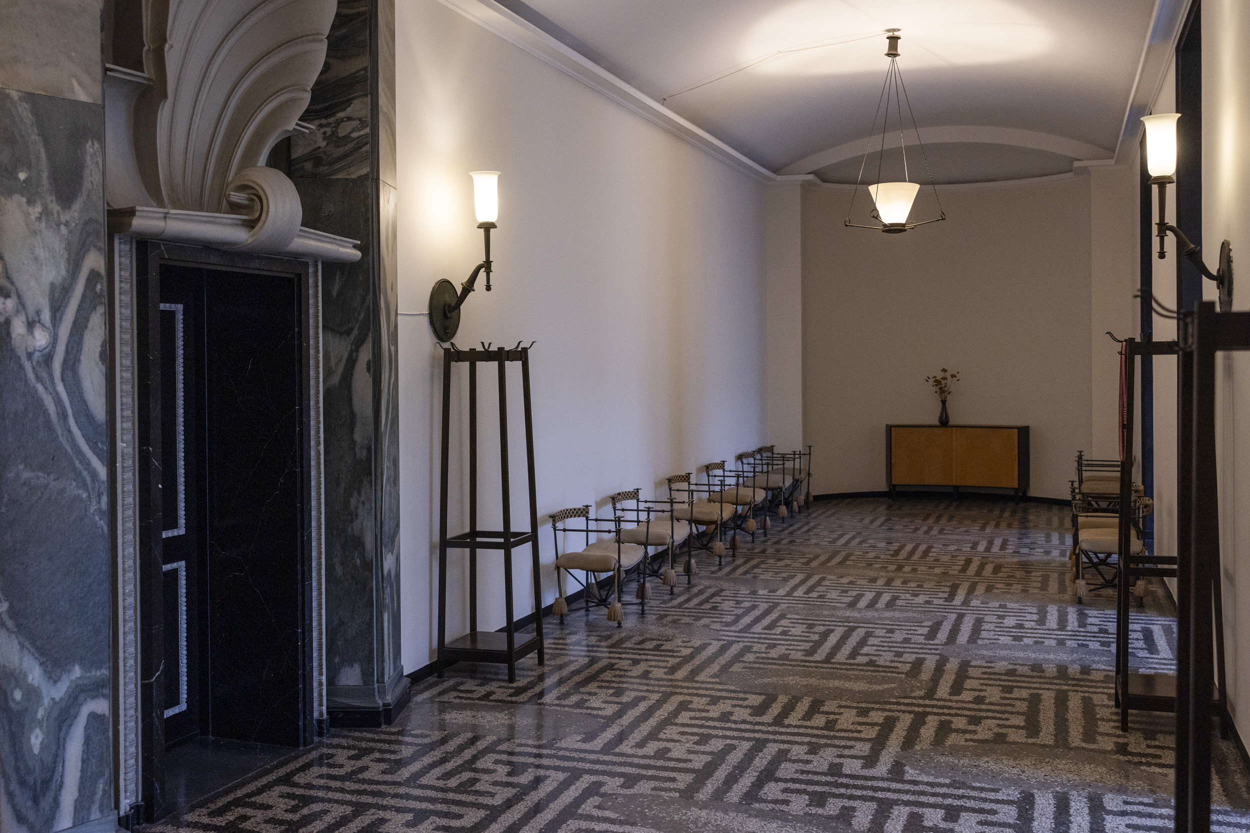 Louise Frevert er en rundtur bag murene