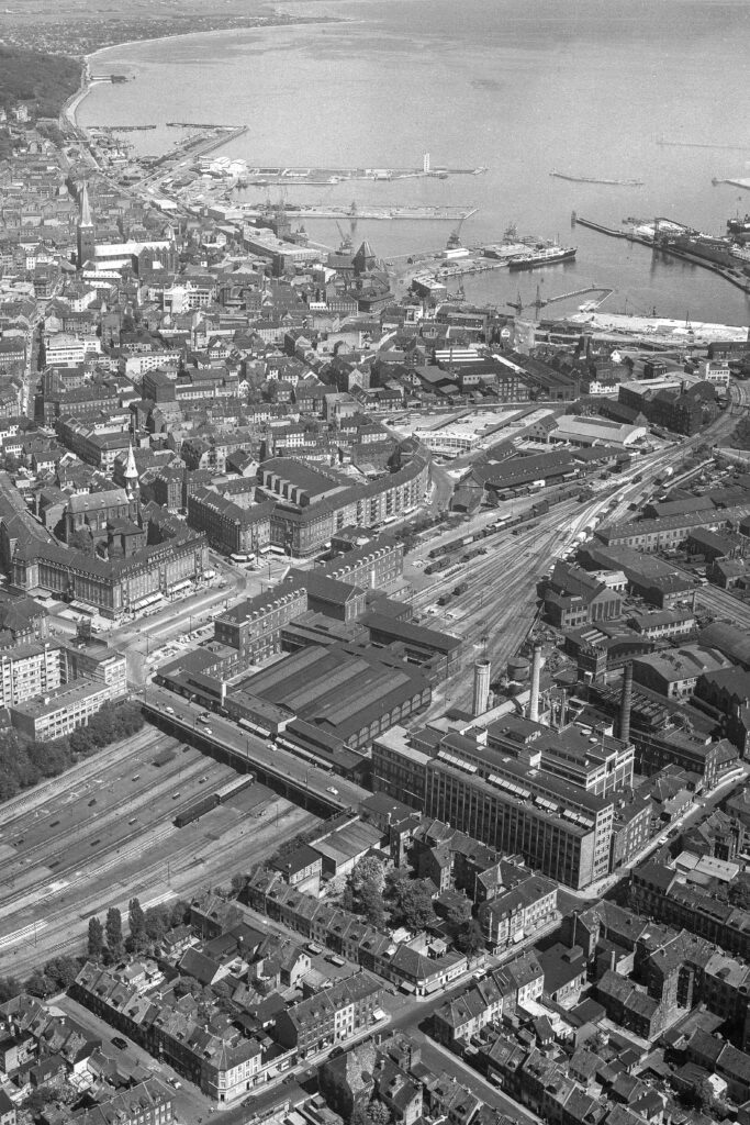 Fotobog: DANMARK FØR OG NU fra skyen Fotobog: DANMARK FØR OG NU fra skyen