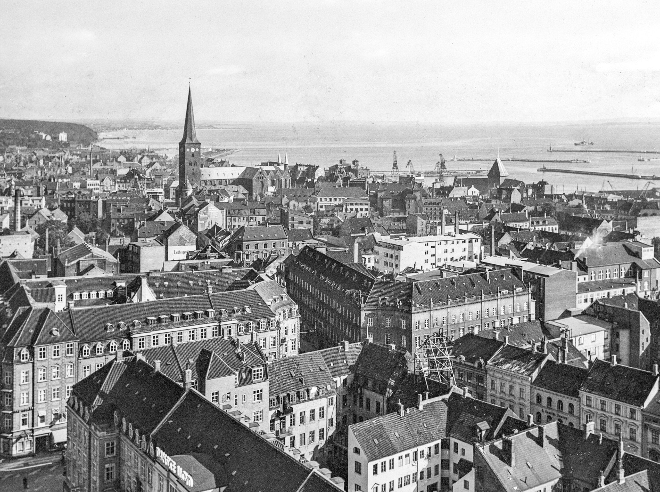 FOTOBOG: AARHUS FØR OG NU FOTOBOG: AARHUS FØR OG NU