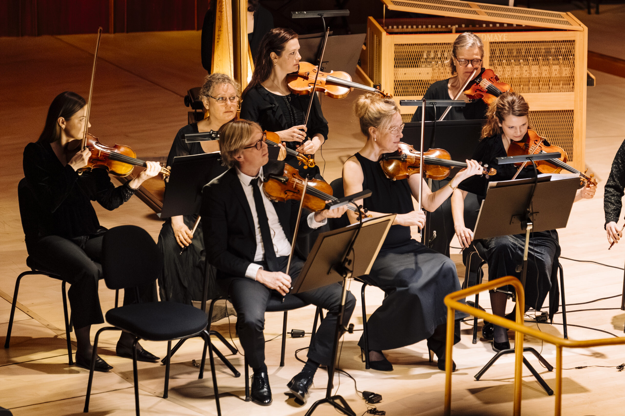 Danmarks Underholdningsorkester: Musikalske veje i skæbnens labyrint