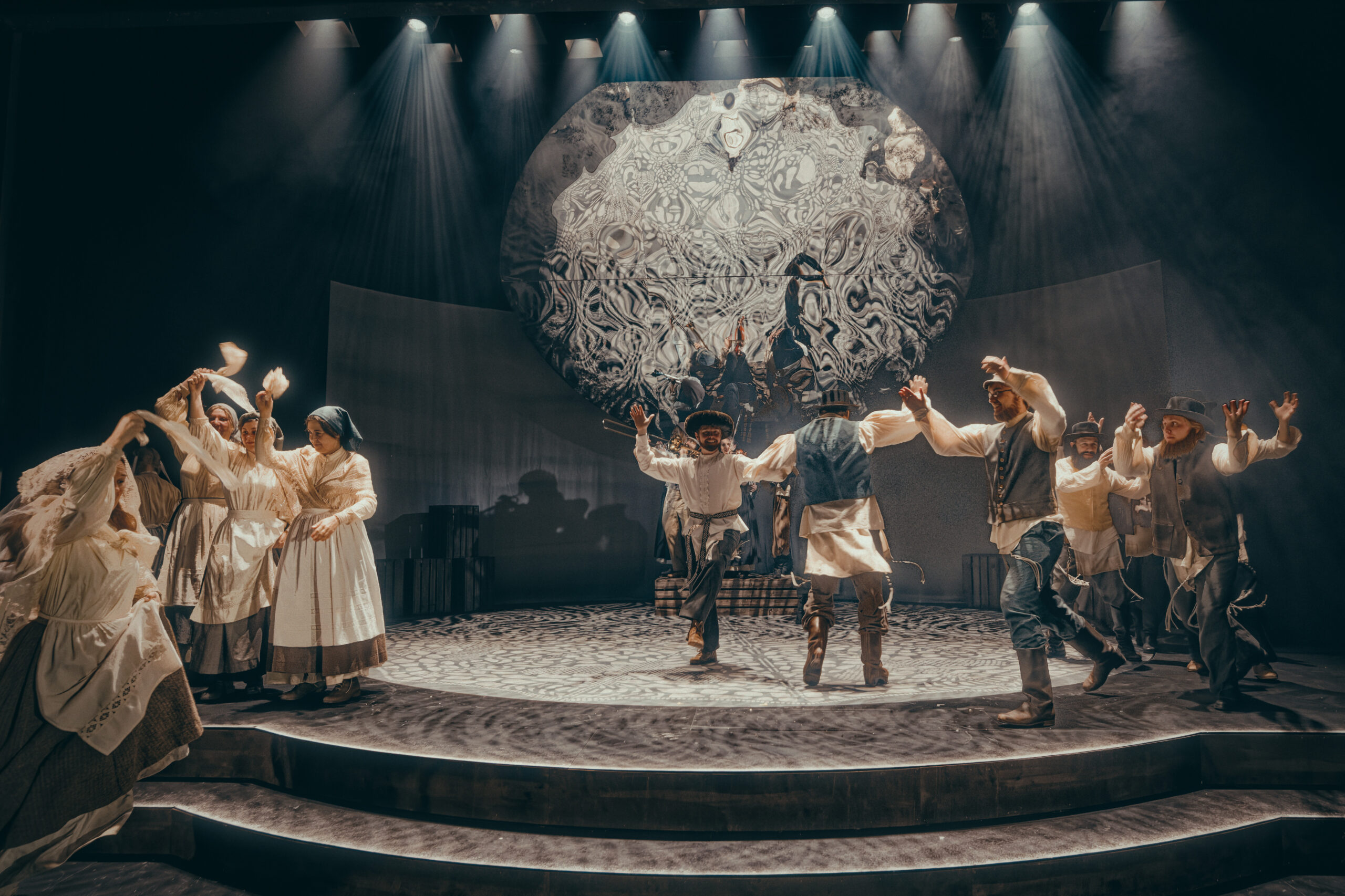 Aalborg Teater: SPILLEMAND PÅ EN TAGRYG