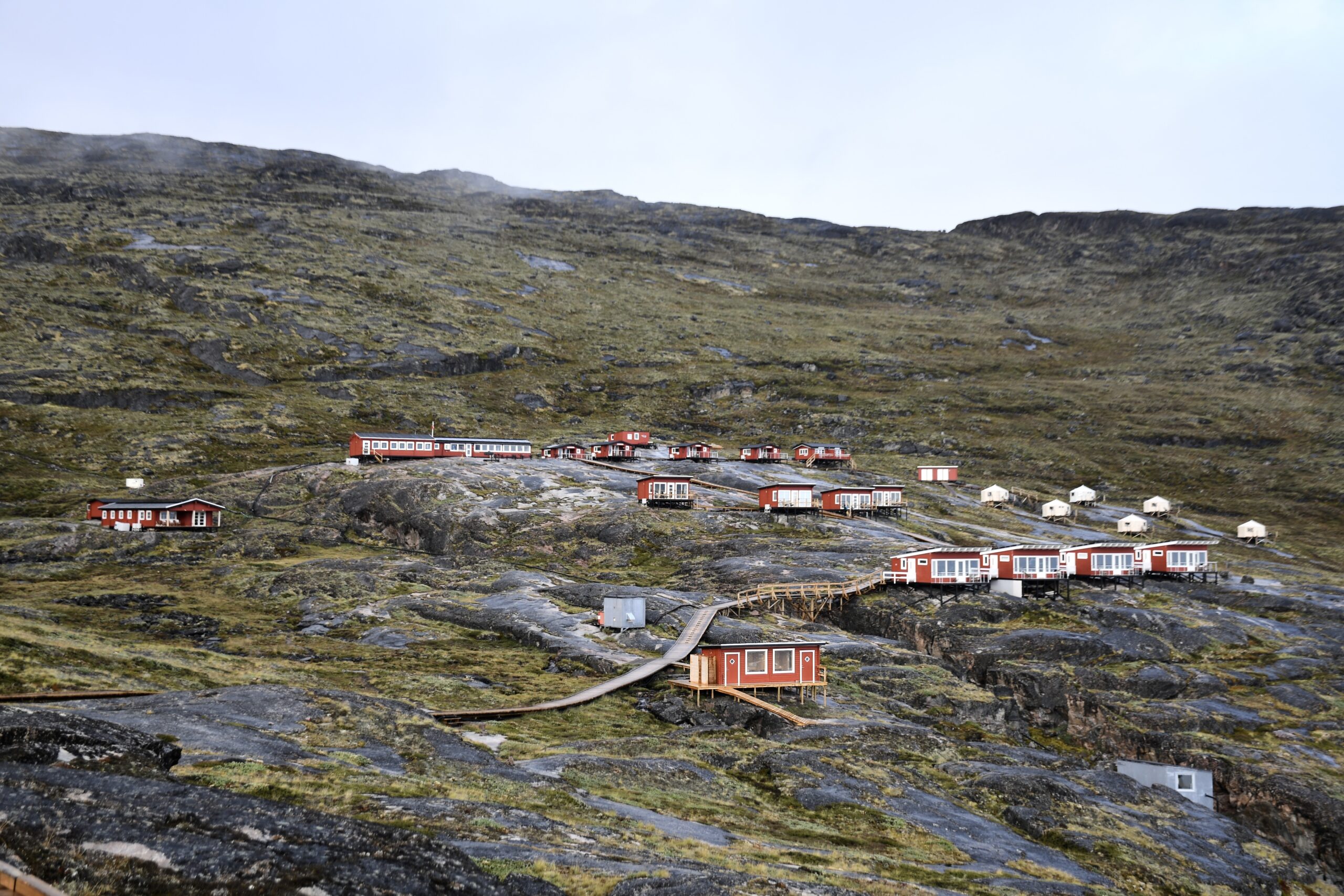 Glacier Lodge Eqi ligger 90 meter over havoverfladen. Til gengæld får man en fremragende udsigt over Eqi-gletsjeren. Adgang til området sker ad en smal og stejl bjergsti. Foto: Niels Lyksted