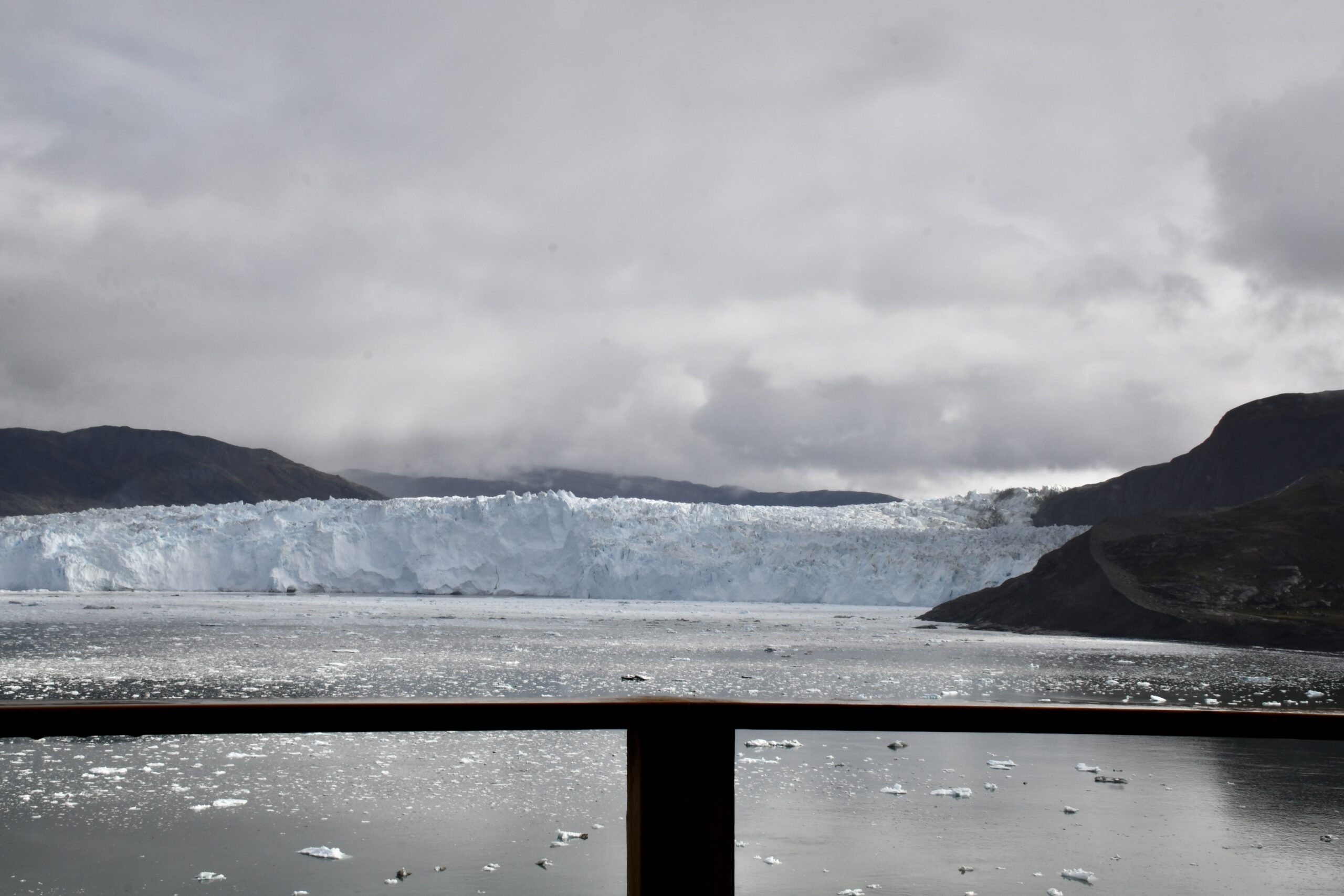 Eqi-gletsjeren er en meget aktiv gletsjer 80 km nord for Ilulissat. Fra den 5 km brede front skubbes indlandsis konstant ud i havet. Når store stykker is brækker af, falder de i vandet med et brag. Foto: Niels Lyksted