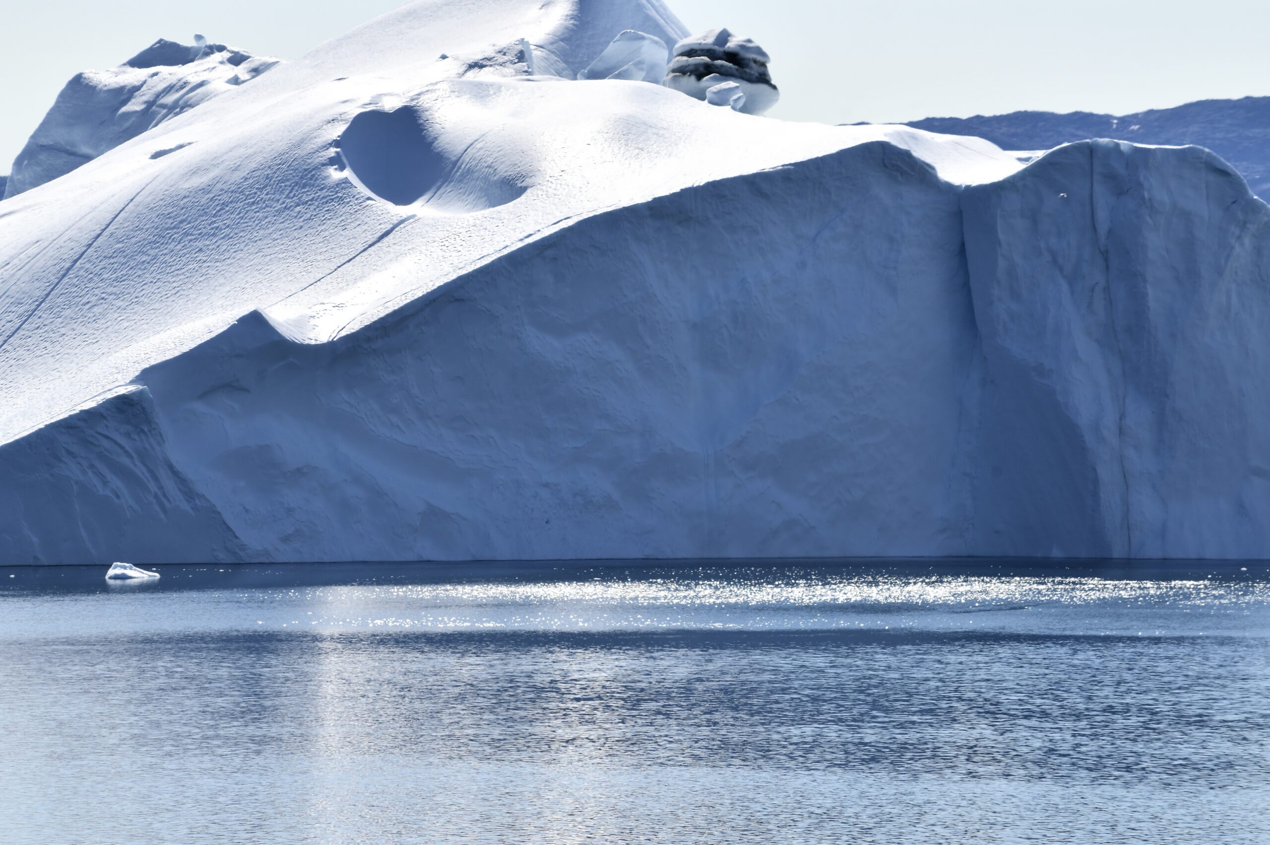 Sermeq Kujalleq gletsjeren sender isbjerge forbi Sermermiut-dalen med en hastighed på omkring 40 meter i døgnet, hvilket gør den til en af verdens hurtigste gletsjere. Foto: Niels Lyksted