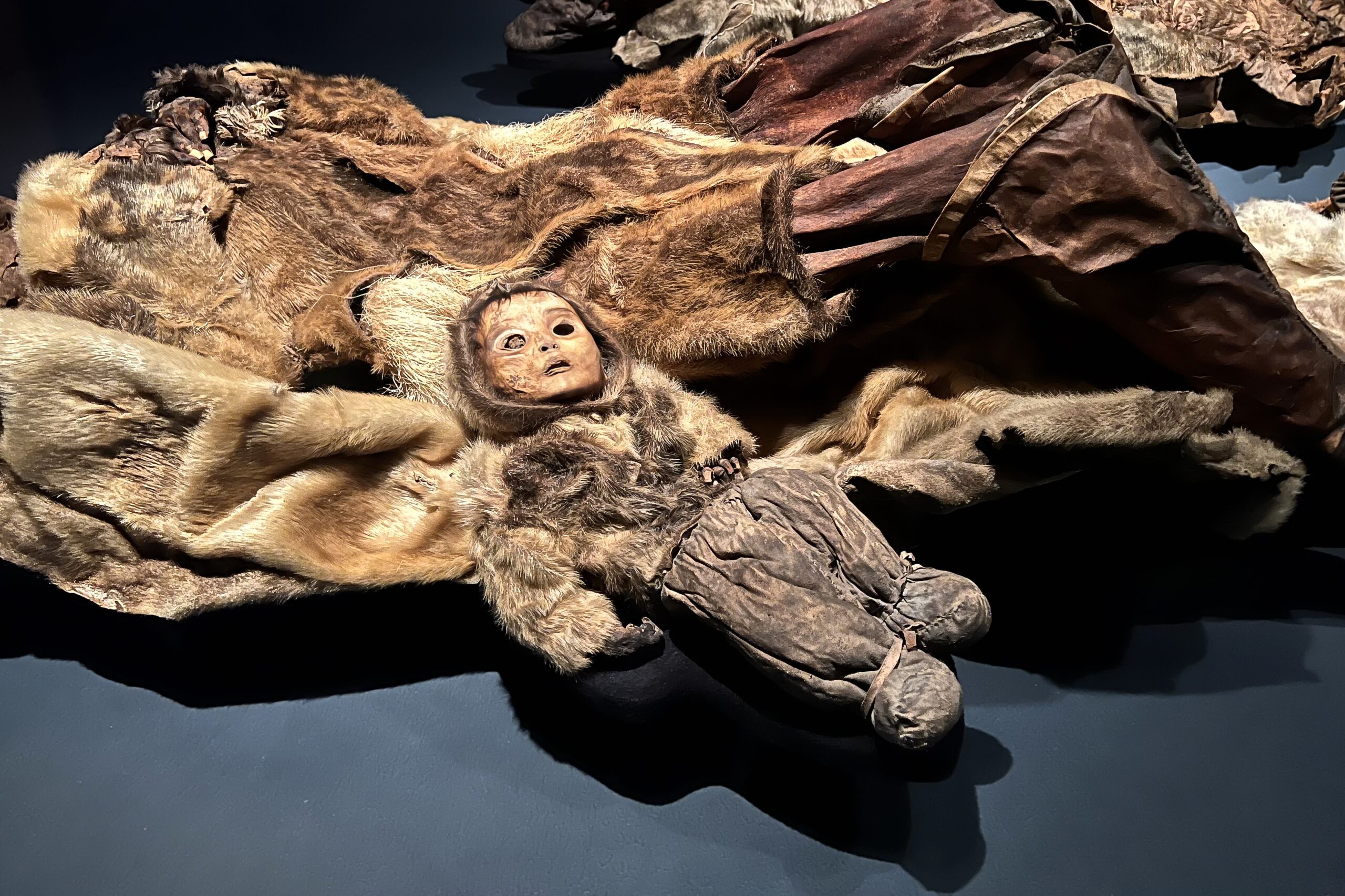 Velbevarede mumier fra Grønlands Nationalmuseum i Nuuk. Museet udstiller fire af de exceptionelt velbevarede Qilakitsoq-mumier fra 1400-tallet samt de tilhørende originale, detaljerede sælskindsdragter. Her ses den yngste. Foto: Niels Lyksted