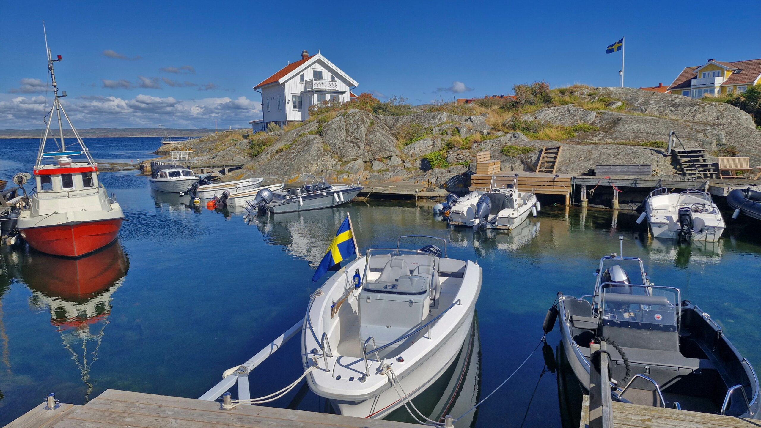 Med vinden i sejlene gennem Sveriges vestlige skærgård Med vinden i sejlene gennem Sveriges vestlige skærgård